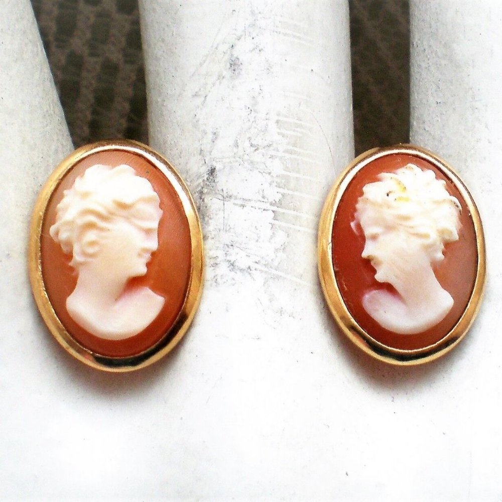 Vintage Designer 18K Yellow Gold Carved Shell Cameo Pierced Post Earrings 18kt
